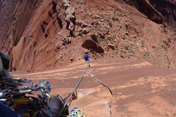 Über Seillängen ziehen sich die Risse durch den Sandstein. | Foto: Fabi Hagenauer