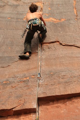 Paul beim Crackclimbing im Westen Amerikas. | Foto: Fabi Hagenauer