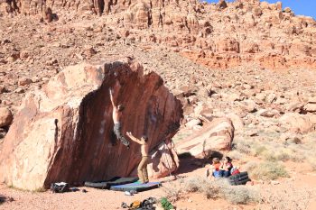 Erkundung des Bouldergebiets in der Nähe der Red Rocks. | Foto: Fabi Hagenauer