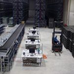 Der Stapler verteilt die Kisten aus recyceltem Plastik