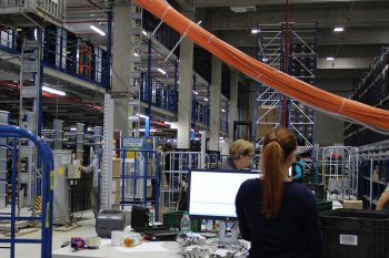 Mitarbeiter aus allen Abteilungen helfen zusammen, bis alles umgezogen ist.