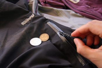 Alle Kletts und Reißverschlüsse zu: Die Taschenkontrolle fördert ein paar letzte Reisesouveniers zu Tage. | Foto: Judith Hackinger