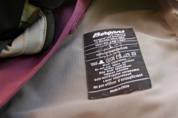 Der Waschzettel meiner Bergans-Jacke ist die beste Infoquelle, wenn es um die zulässigen Pflegemaßnahmen geht. Der Hersteller richtet sich immer nach den empfindlichsten Bestandteilen des Kleidungsstücks. | Foto: Judith Hackinger