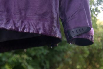 Tropft: Nach dem Waschen hänge ich meine Dermizax-Jacke tropfnass auf einen Kleiderbügel. So kann das Wasser ablaufen. Danach geht's in den Trockner. | Foto: Judith Hackinger