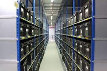 Kiste um Kiste füllen sich die Regale