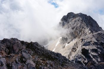 Gipfelblick von der Partenkirchener zur benachbarten, etwas höheren Leutascher Dreitorspitze. | Foto: Arnold Zimprich