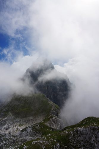 Blick auf den wolkenverhangenen Öfelekopf (2.478 m). | Foto: Arnold Zimprich