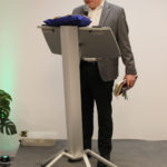 Der Otterfinger Pfarrer Dr. Slawomir Fijalkowski weihte das neue Gebäude ein. | Foto: Arnold Zimprich