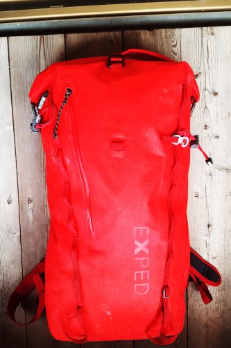 Je nach Bedarf lässt sich der Rollverschluss mit den Karabinern an der Seite... | Foto: Martin Stolzenberger