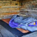 Der Daunenschlafsack wurde auch in den für Skandinavien typischen offenen Holzunterständen gestestet. | Foto: Lucas Rhinow