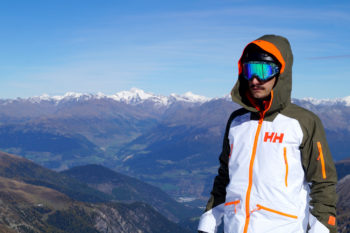 Am Stilfser Joch herrscht im Oktober Skibetrieb, der Vinschgau hüllt sich im Hintergrund in spätherbstliche Farben. | Foto: Veronika Rojek-Wöckner/WoecknAIR