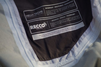 RECCO-Sensoren gehören inzwischen zur Standardausstattung bei Skibekleidung. | Foto: Veronika Rojek-Wöckner/WoecknAIR