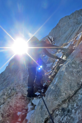 Die Metallleitern im Alpspitz-Klettersteig lassen sich auch bei unserer Winterbegehung nutzen. | Foto: Ben Weiler