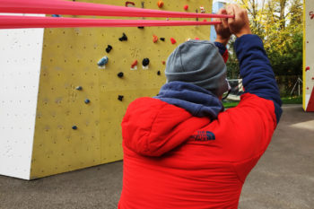 ... auch beim Aufwärmen mit dem Thera Band ...