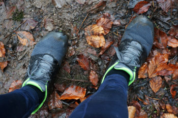 Sogar auf nassem und zum Teil noch vereisten Waldboden bot das Profil der inov-8 Bare XF 210 guten Halt. | Foto: Arnold Zimprich