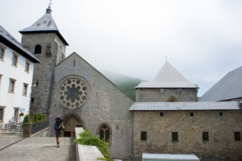 In Roncesvalles (franz. Roncevaux) kreuzen wir den Jakobsweg. | Foto: Arnold Zimprich