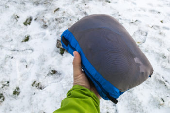 Das Skyline Hooded Jacket, verpackt in der eigenen Innentasche. | Foto: Franz Mösbauer