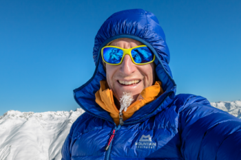 Eiseiger Bart - und warmer Kopf: Die Kapuze des Mountain Equipment Skyline Jacket sorgt für mollige Wärme und ist mit wenigen Handgriffen eingestellt. | Foto: Franz Mösbauer