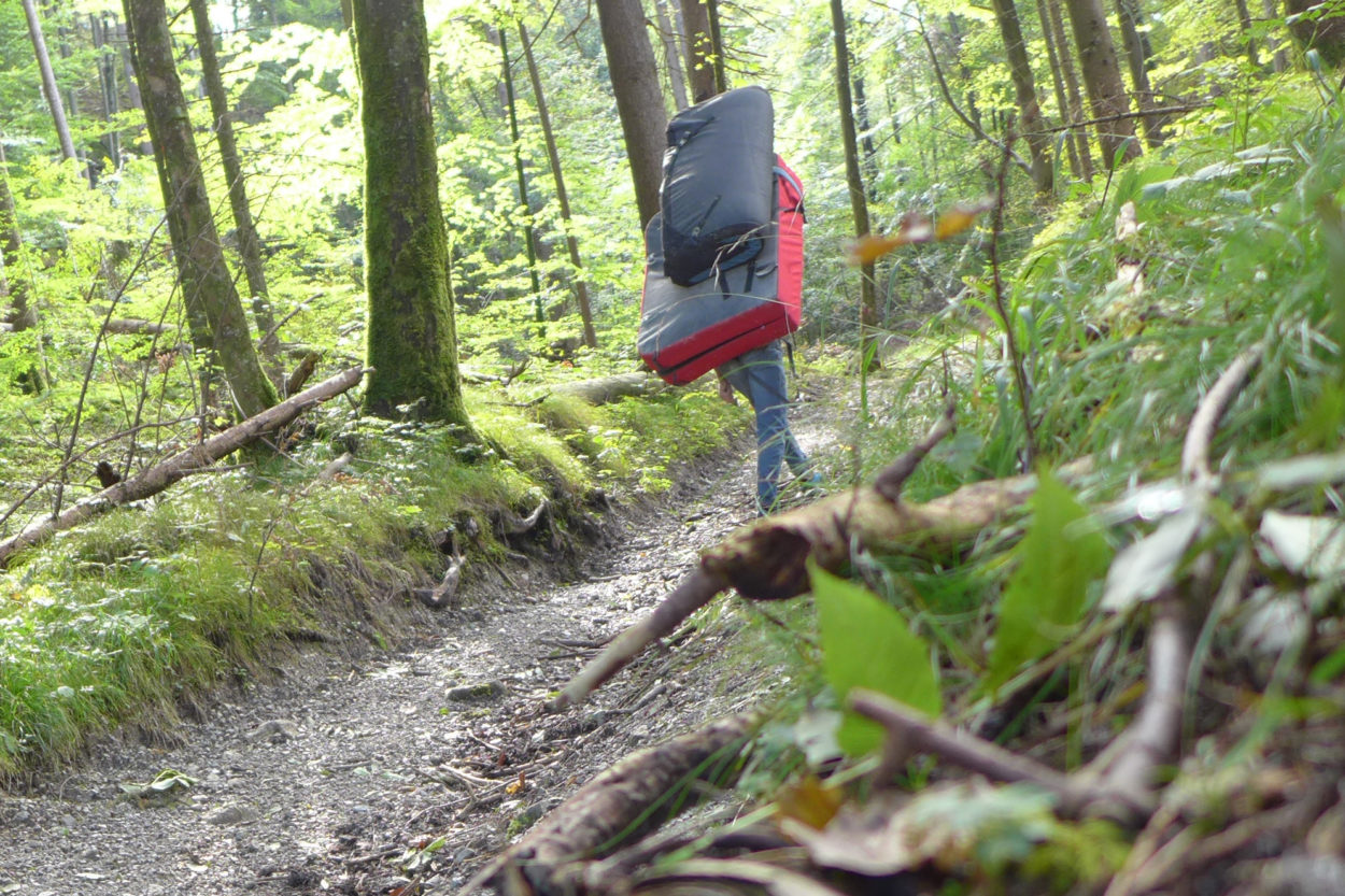 Mit zwei Crashpads - bisher hat's das Tragesystem ausgehalten ... | Foto: Stefan Rehm