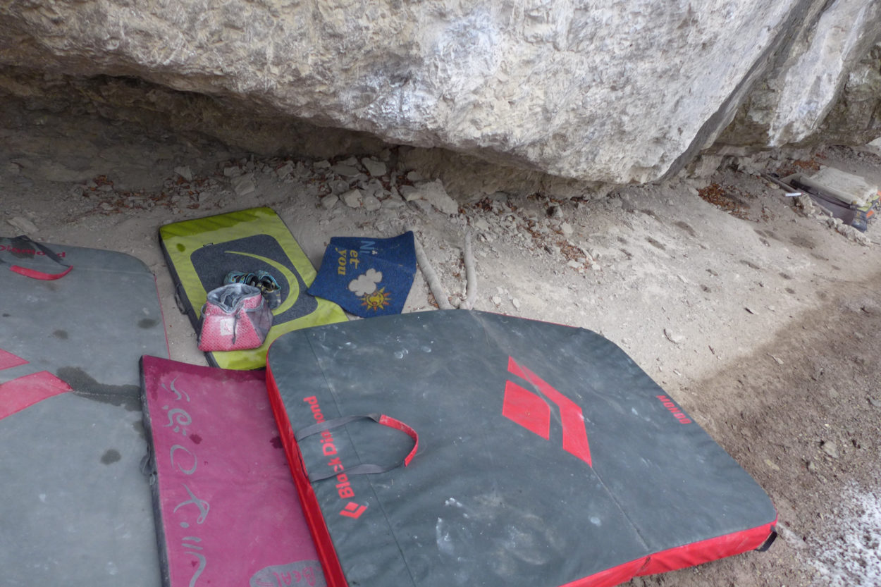 Mit Schlaufen an den Seiten und den Ecken kann das Mondo schnell von den Spottern an die richtige Stelle gezogen werden. | Foto: Stefan Rehm