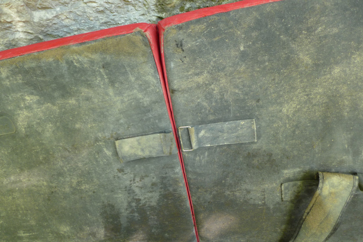 Mit den Klettverschlüssen an der Unterseite des Mondo ...