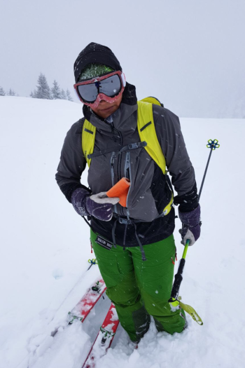 Praktisch: In der Fronttasche findet auch ein Skitourenfell locker Platz. | Foto: Christian Hofstetter