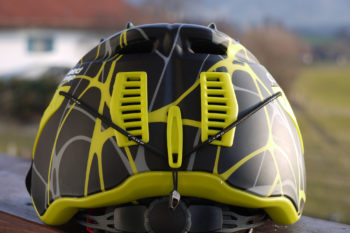 Durch die Gummilasche am Hinterkopf ist das Befestigen einer Skibrille problemlos möglich. | Foto : Sebastian Krejci