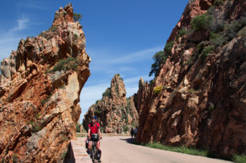 Unterwegs in den Calanches, umgeben von feuerroten Felsen. | Foto: Fritz Horstehmke und Brigitte Stammschröer