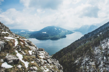 Der Drachenwand Klettersteig bietet unglaubliche Ausblicke auf den Mondsee und darüberhinaus. | Foto: Kimberly Karisch
