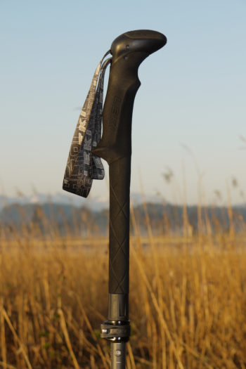 Der verlängerte Griff ermöglicht ein schnelles Umgreifen beim Traversieren oder Bergablaufen. | Foto: Sebastian Krejci
