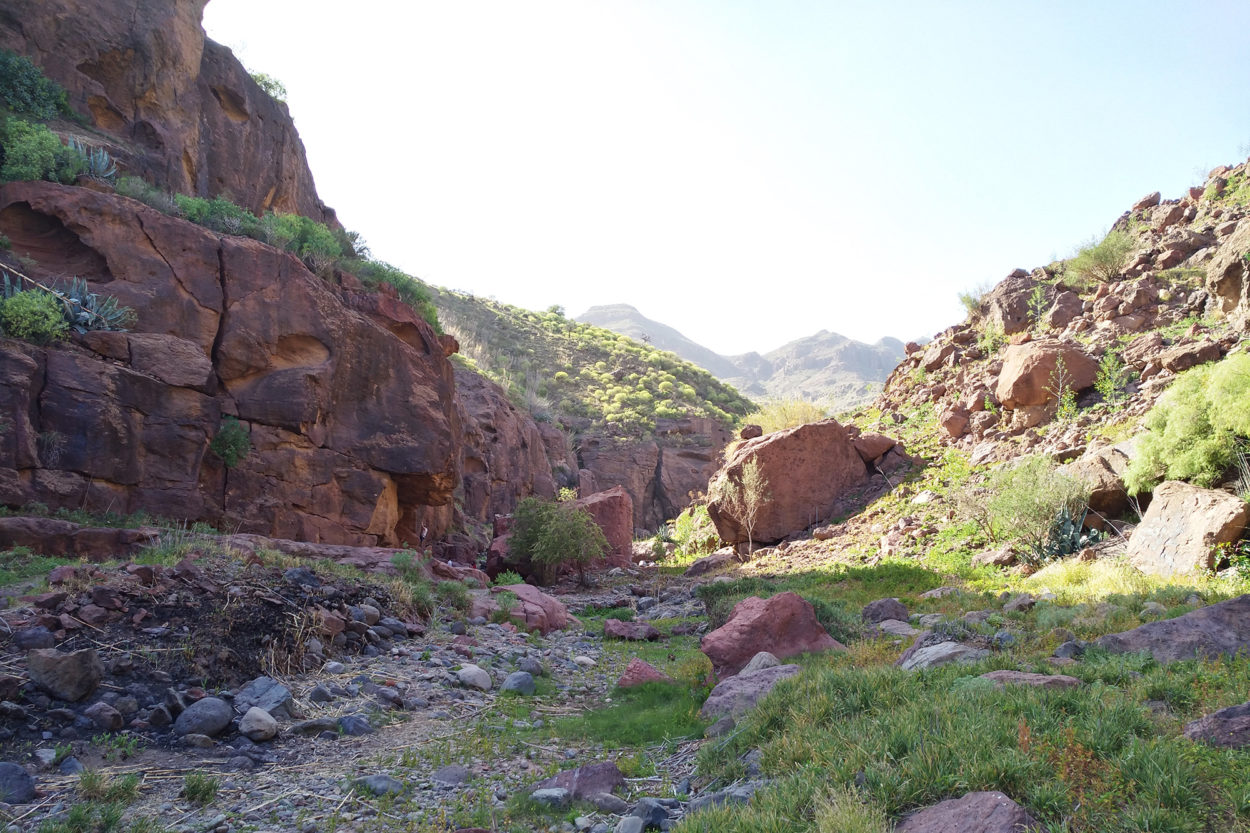 Unterwegs im Klettergebiet Sorrueda | Foto: Christoph Stoll