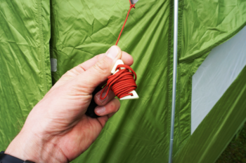 Vaude spendiert dem Chapel L 3P robuste Reepschnüre zum Abspannen - so steht das Zelt auch widrigem Wetter absolut sturmsicher. | Foto: Arnold Zimprich