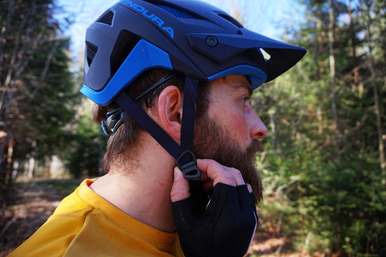 Stelle die beiden Gurtverteiler so ein, dass diese unter Deinen Ohren sitzen und die Bänder gleichmäßig gespannt sind. | Foto: Florian Glott