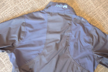 Der hohe Kragen verhindert das Eindringen von Regentropfen. | Foto: Fabian v. Schalscha