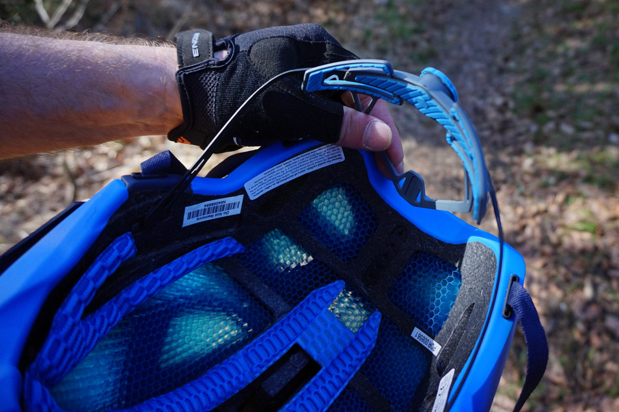 Stelle zunächst den Kopfring auf die maximale Weite und Höhe ein. | Foto: Florian Glott