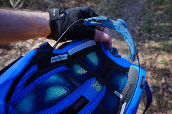 Der Kopfring mit Verstellrad lässt sich in Position und Höhe durch ein einfaches Clip-System Verstellen. | Foto: Florian Glott