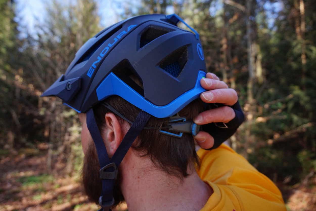 Wichtig ist die Höhe des Verstellrades richtig einzustellen bevor Du den Kopfring schließt. | Foto: Florian Glott