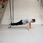 Die Brettübung dynamisch Schritt 1 | Foto: Martin Tekles