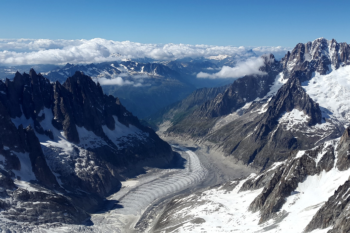 Das Mer de Glace in der Tiefe, die Aiguilles Rouges in der Ferne: Der Blick von der Grandes Jorasses gehört zu den beeindruckendsten im Umkreis von Chamonix und Courmayeur. | Foto: Pixabay