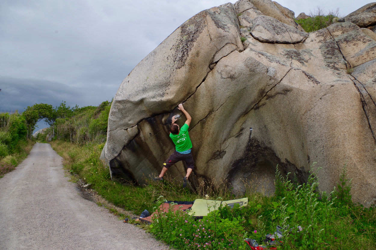 Im wunderschönen Gebiet Vestfold finden sich hunderte von Felsblöcken für das ideale Bouldererlebnis. | Foto: Michael Seidl