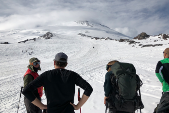 Das Wetter stimmt skeptisch - die Gipfelregion des Elbrus hüllt sich in Wolken. | Foto: Michael Hrobath