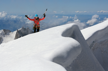 Geschafft! Eine glückliche Bergsteigerin auf der Pointe Walker. | Foto: Hartmut Eberlein