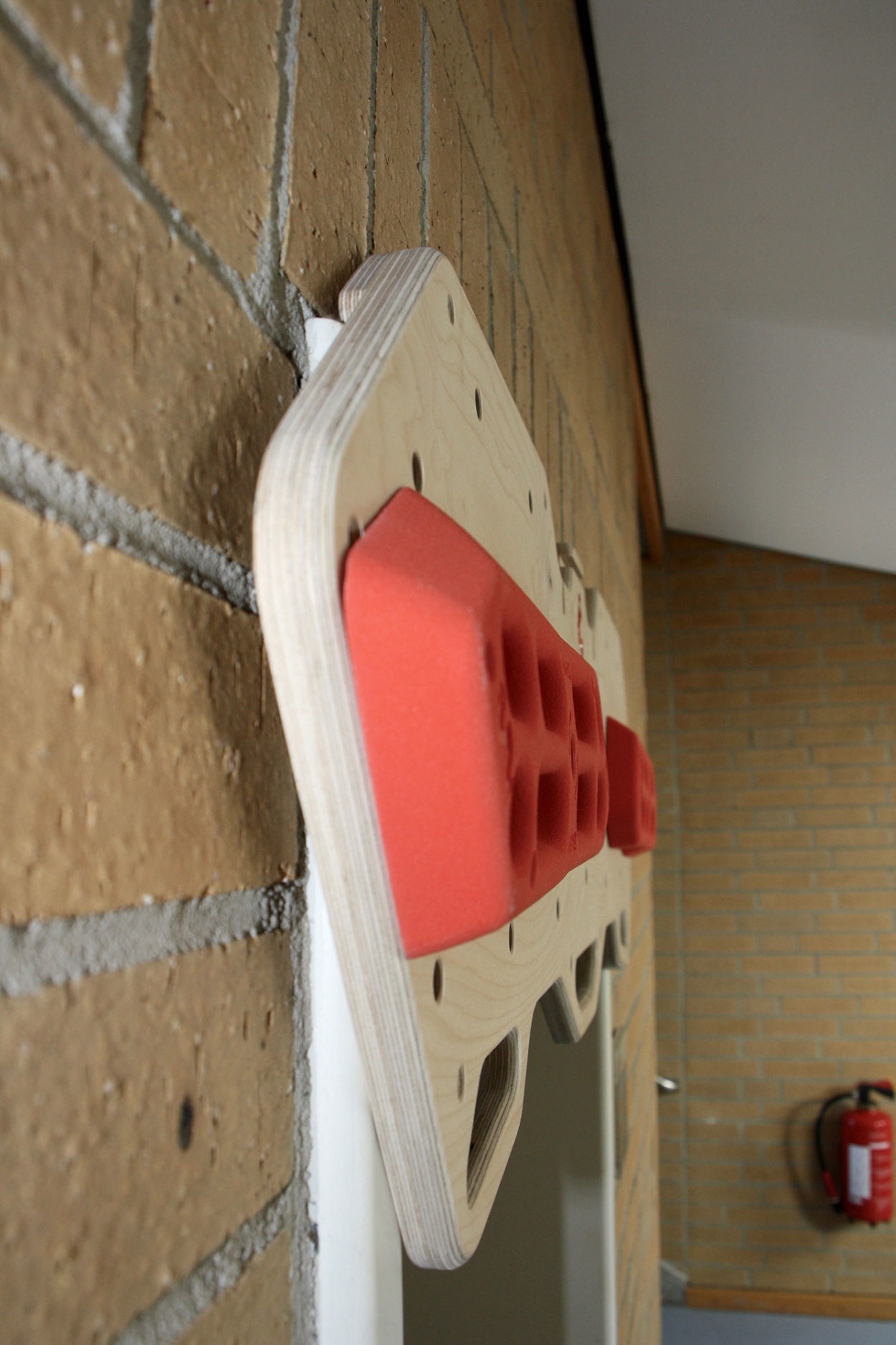 3. Basewood an die äußere Türrahmenseite. | Foto: Sophie Arnold