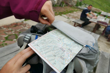 Kleine Fächer bieten Stauraum für Dinge, die man schnell zur Hand haben möchte. | Foto: Jan Kozlowski