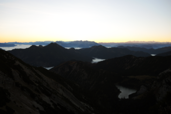 Blick auf den silbrig glitzernde Soinsee beim Bike & Hike auf den Hochmiesing.