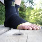 Die Plantar Fascitiis Sleeves sind recht dünn und tragen kaum auf - im sportlichen Dauereinsatz würde ich sie allerdings unter einem Socken tragen. | Foto: Arnold Zimprich
