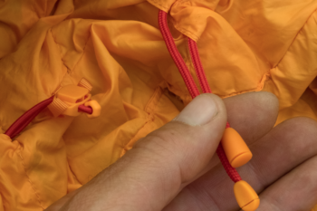 Details wie dieser Kordelzug hat Exped sinnvoll und ergonomisch gelöst. | Foto: Fritz Horstehmke