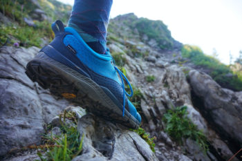 Im felsigen und schlammigen Gelände vermittelt der Schuh stets ein sicheres Gefühl und hält die Spur. | Foto: Florian Glott