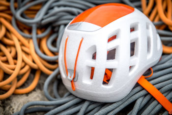 Halterung für die Stirnlampe hinten am Petzl Sirocco Kletterhelm