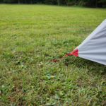 Die Heringe sollten vollständig im Boden versenkt sein. Falls nötig nimm einen Hammer, Stein oder Ast zur Hilfe. Drücke den Hering niemals mit den Fuß in den Boden